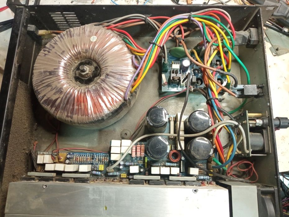 Behringer EP 2500 amplificator statie