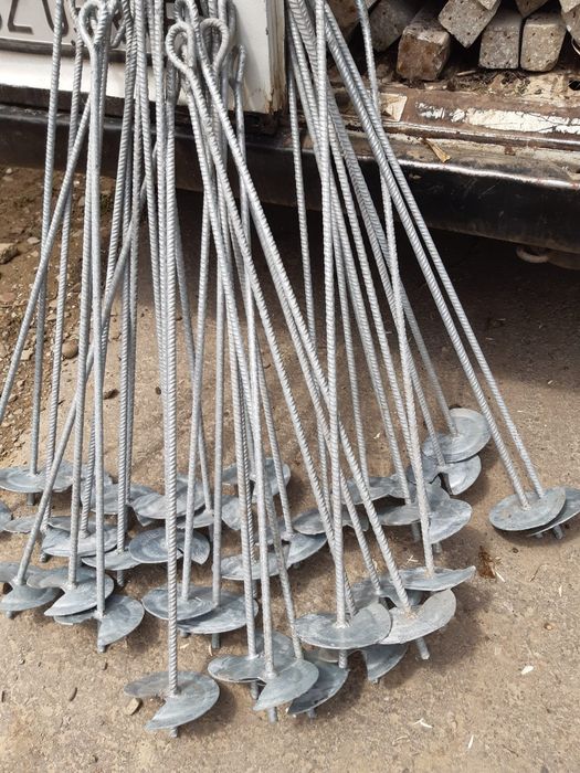 Stalpi si plasa  pentru gard ,vie,zmeură e.t.c