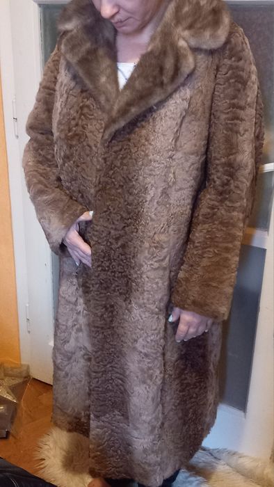 Blana deosebita si pardesiu piele superbe cititi detaliile.