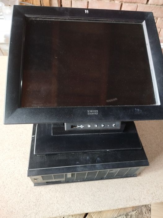Vând unitate PC și monitor cu touchscreen Wincor Nixdorf Beetle