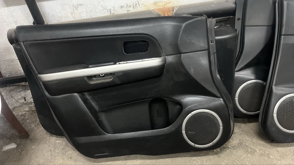 Продам дверные карты Suzuki