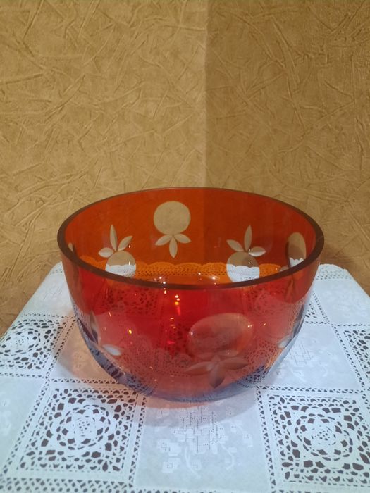 Очень красивая винтажная фруктовница, накладной рубиновый хрусталь, ал