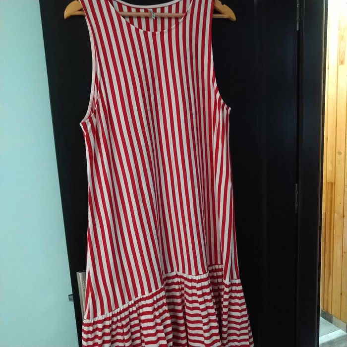 Продавам рокля червено и бяло размер XL