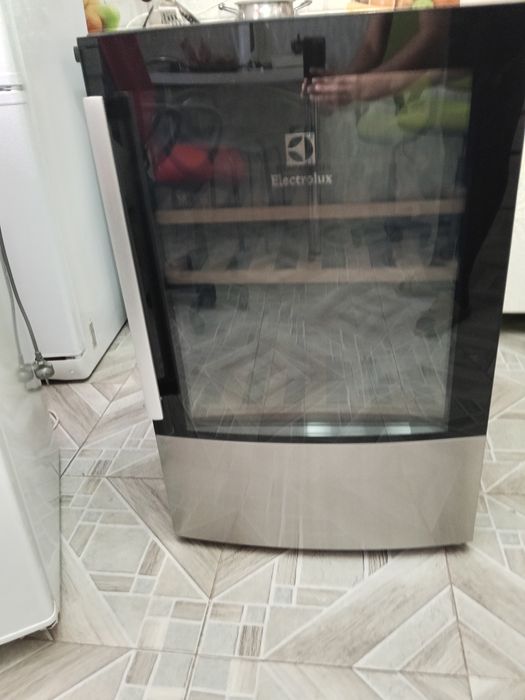 Винный шкаф новый Electrolux