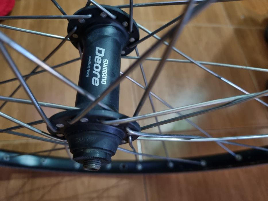 Roti bicigleta Shimano si un cadru.
