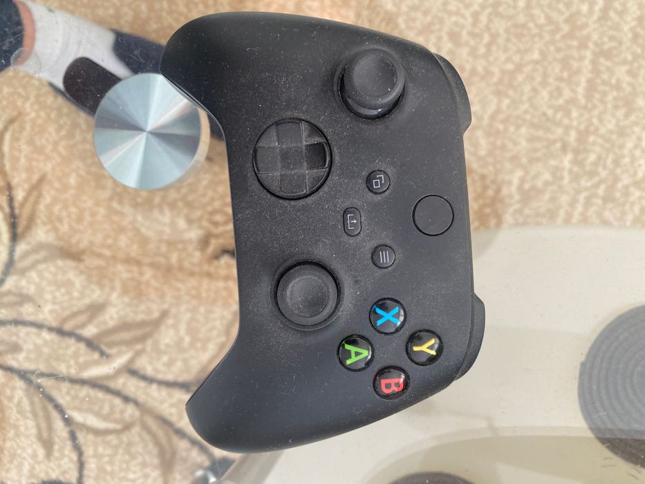 Vând Xbox one X 1tb