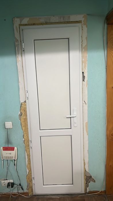 Продам пластиковую дверь