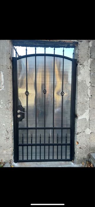 Ковано желязо по поръчка - врати , огради и парапети .