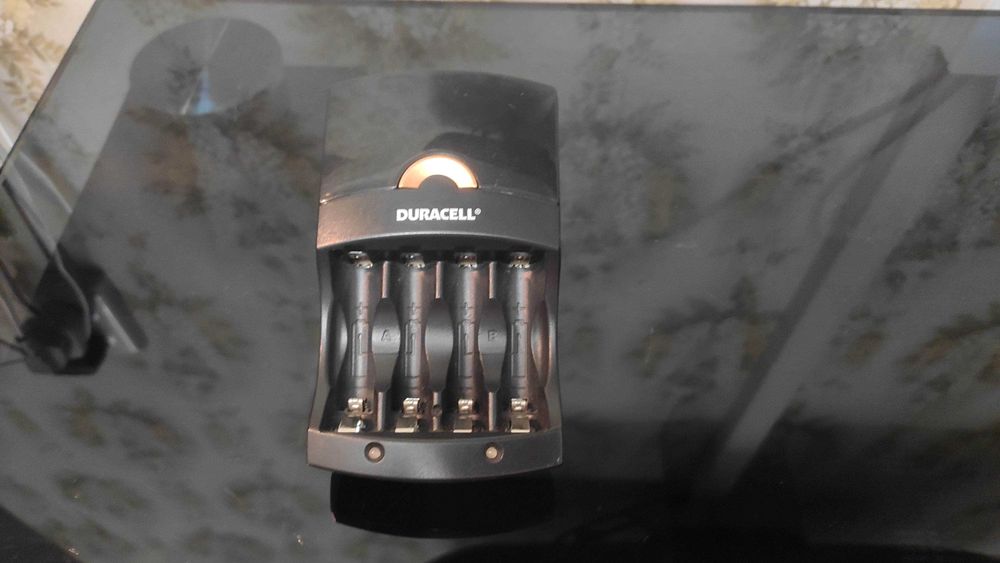 Duracell (model: CEF14EU) - зарядное устройство