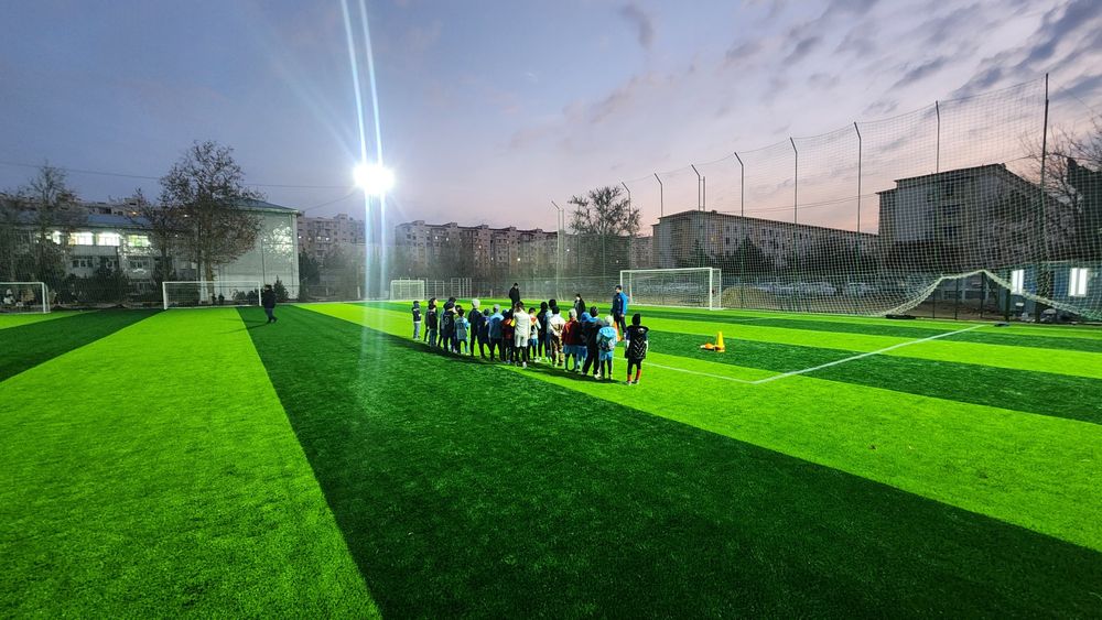 Стадион размер 51х96. Можно разделить на 4 и на 2 части.