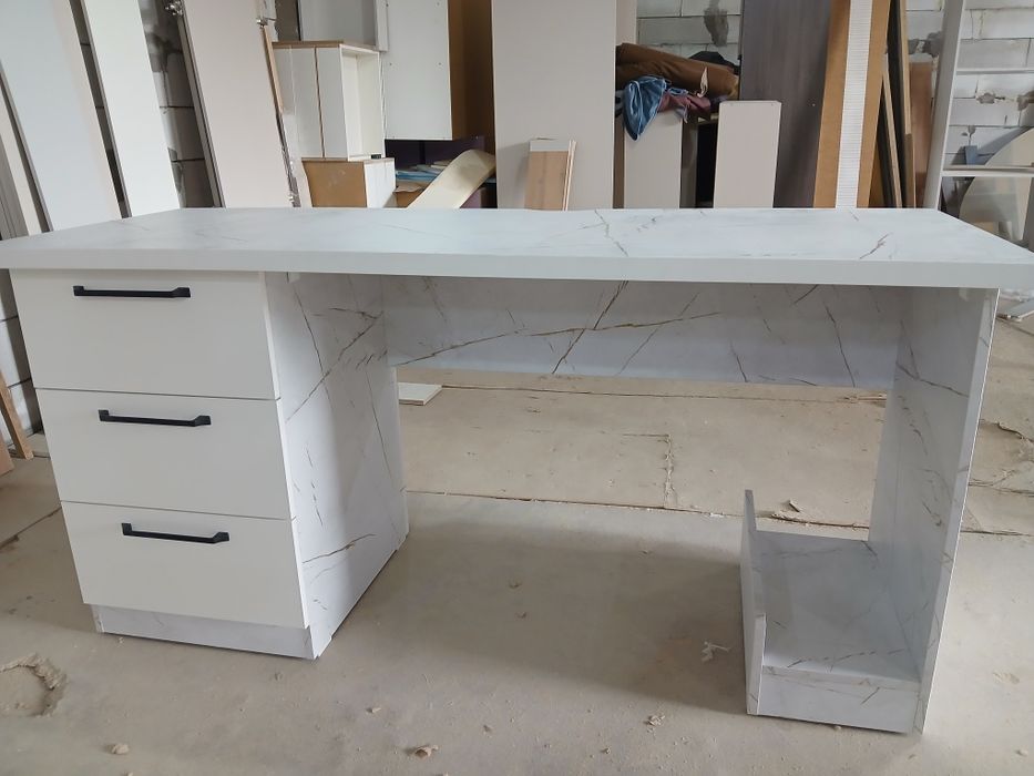 Современный компьютерный стол