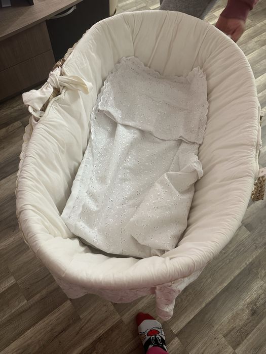 Плетен кош за бебе , със стойка на колела