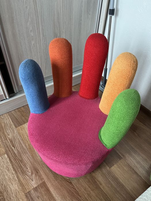 Цветное кресло рука