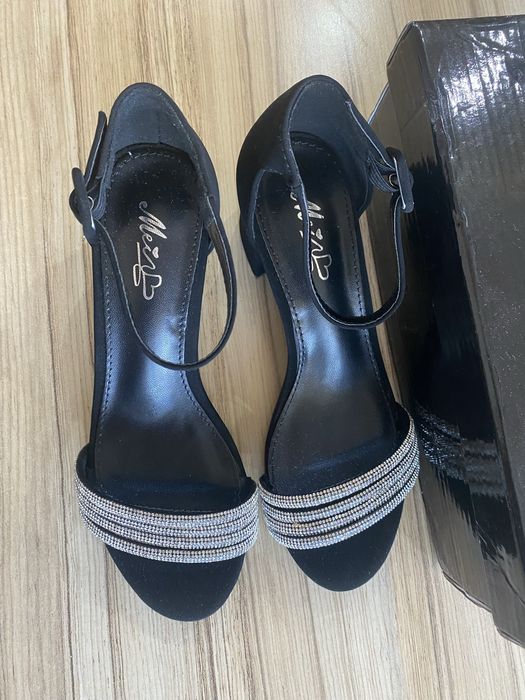 Елегантни сандали с ток