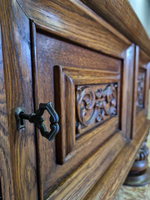 Резбован шкаф витрина от дъбов масив на две части