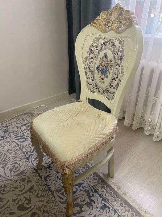 Стол со стульями
