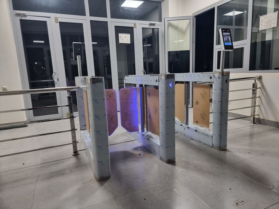 Шлагбаум,  шлагбаумы, установка шлагбаумов, болларды, барьер турникеты