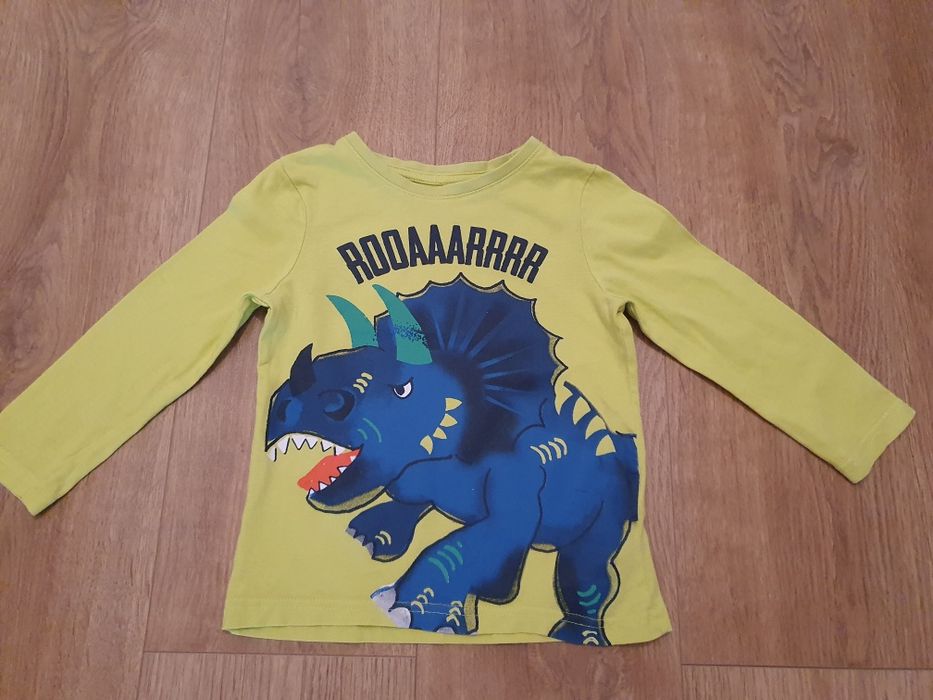 Vând trening si bluze ,mărimea 104-110cm (4/5 ani)