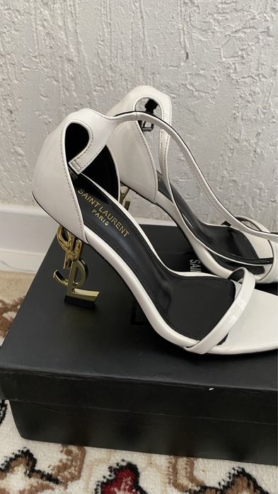 Новые Белые босоножки