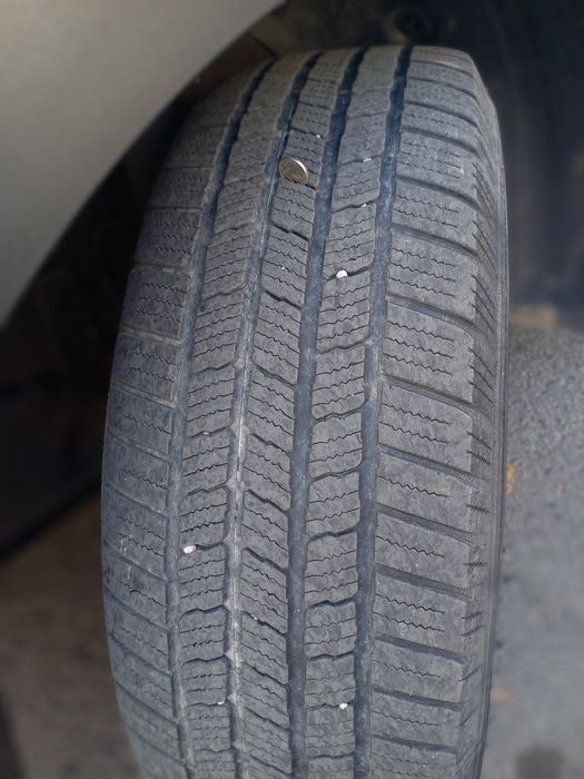 Продам зимние шины 235/65/17