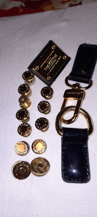 Suruburi ,fermoar și embleme LOUYS VUITTON.
