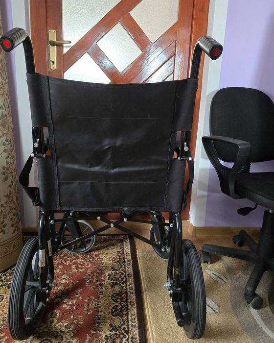 Vând cărucior medical