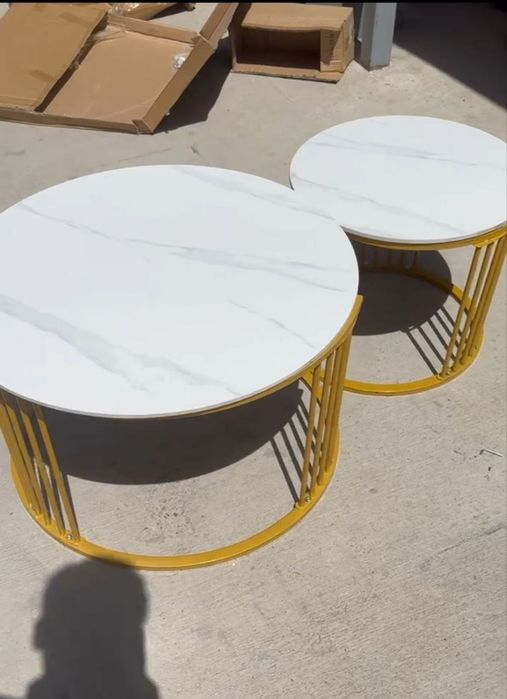 Stol ostidagi ayollar oyoqlari ortasida