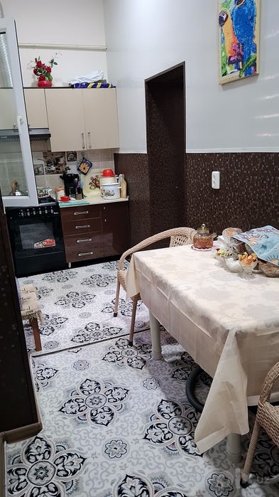 Продаётся 3-комнатная квартира в центре Чирчика, район Навои микс бург