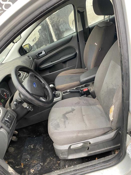 dezmembrez ford focus MK2 , 1.8i/bara fata focus 2/faruri focus 2