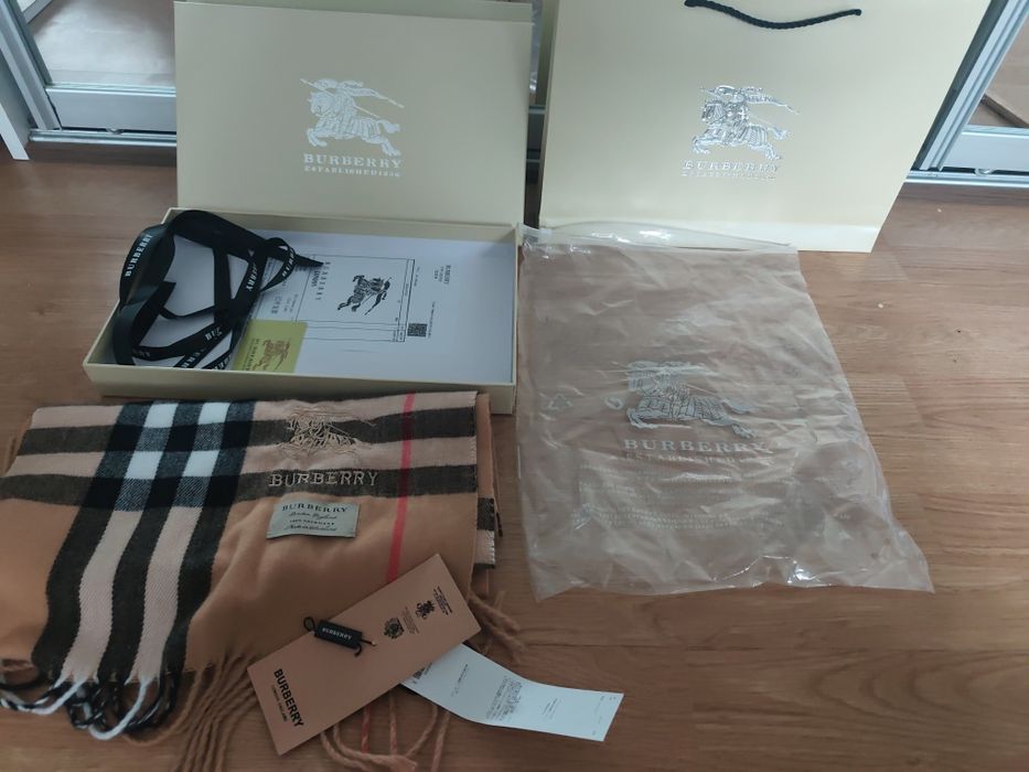 Esarfa scarf Burberry cadou ideal de Craciun