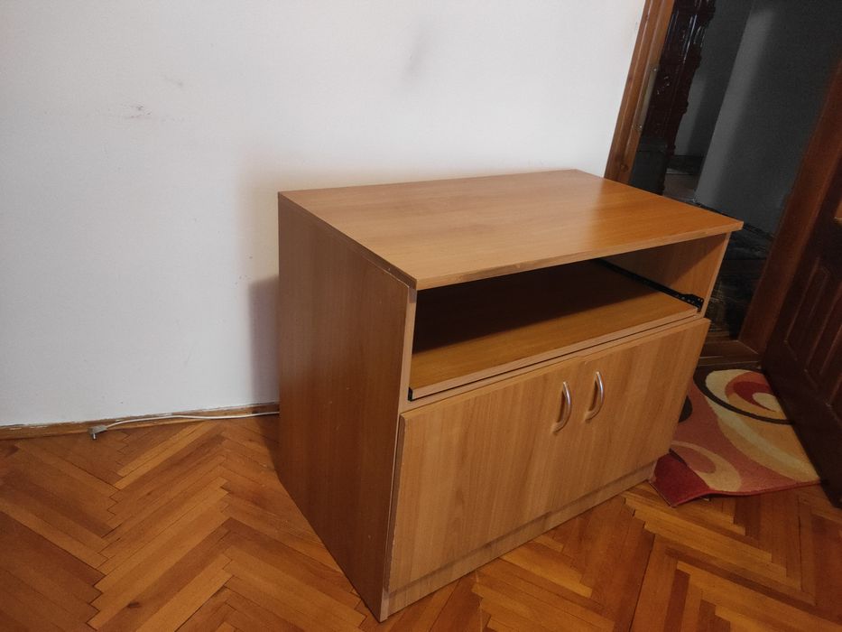 Comodă multifuncțională din PAL melaminat, finisaj nuanță de stejar/cireș, dotată cu un raft superior glisant