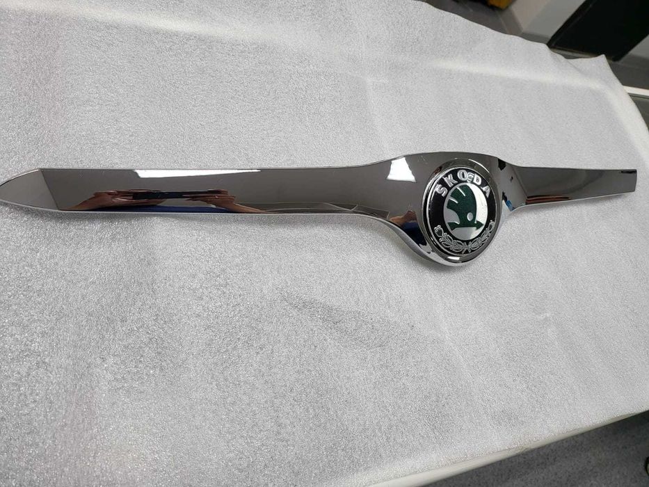 Молдинг хром на капот Skoda SUPER B