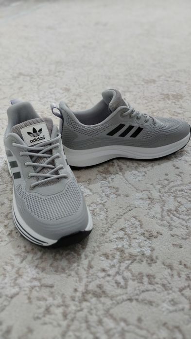 Продам Адидас кроссовки