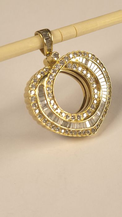 Золотой кулон с брилиантами