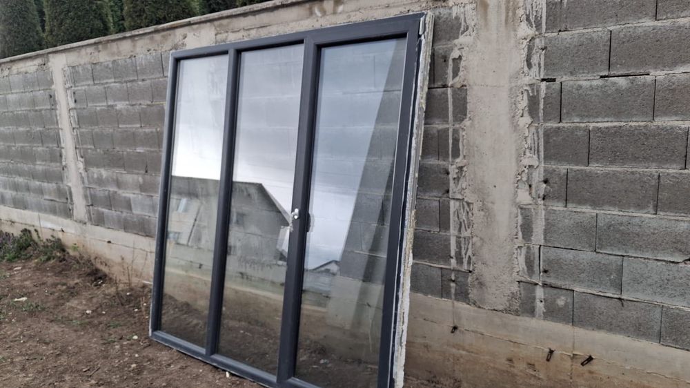 Vând geamuri și ușă termopane , gri antracit .NOI au fost montate și demontate fără a fii locuită casa