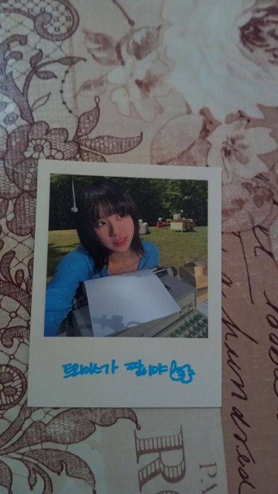 Мини албум на K-pop групата Twice в синьо