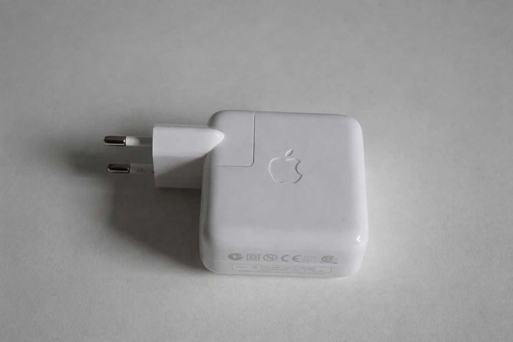Apple A1003 Оригинално Зарядно за iPod FireWire Адаптер Перфектно Състояние Без Кабел