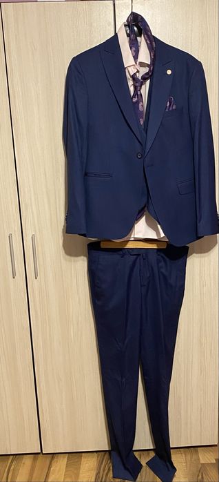 Официален костюм