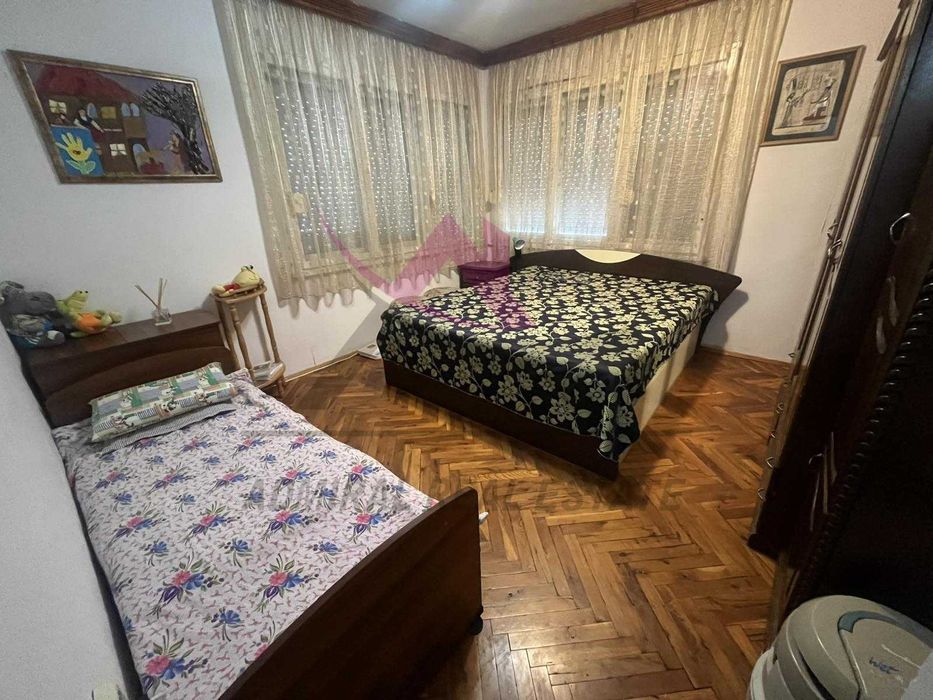 Дава се под наем Етаж от къща в Варна, Базар Левски - 80 кв.м за 511 € - Снимка #3