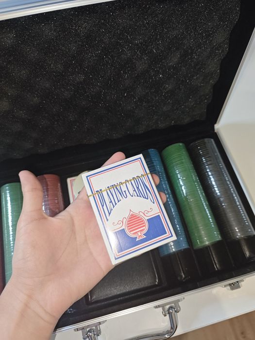 Пълен покер комплект в алуминиев куфар – 300 чипа (нов)