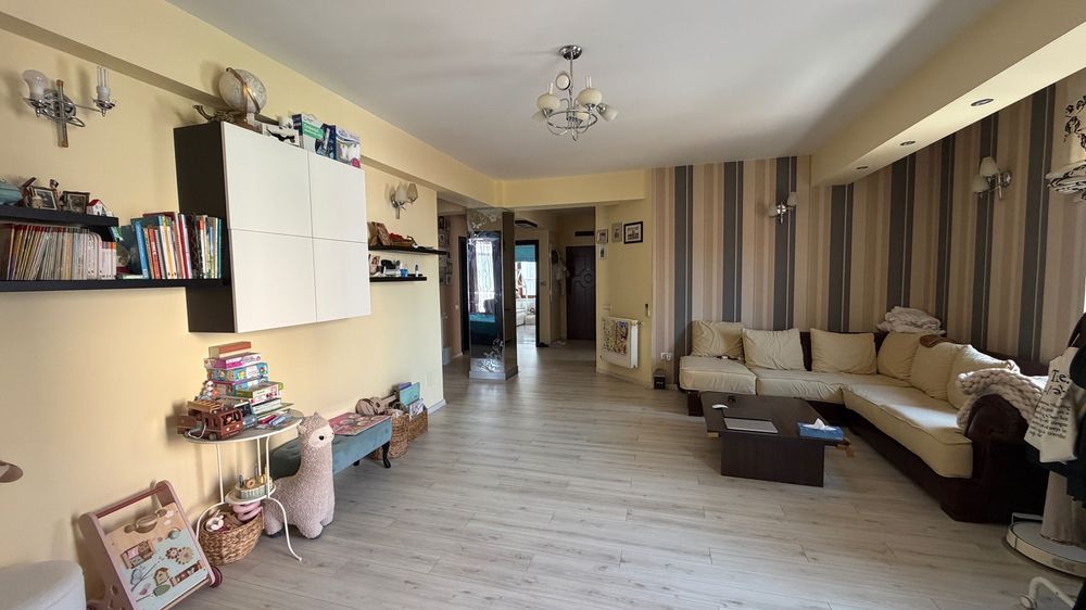 Apartament decomandat cu 3 camere si 2 bai, un loc de parcare inclus, situat în zona Compozitori