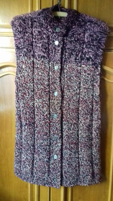 Vindem vesta pardesiu  groasa lucrat manual