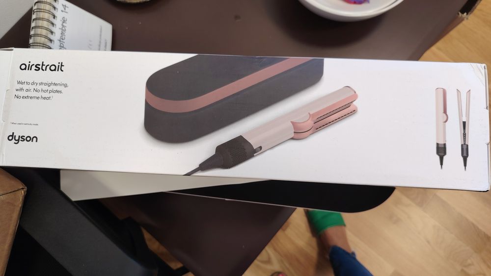 Vand aparat de indreptat  cu aer cald, dyson