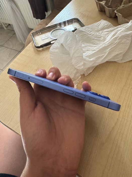 Vand sau schimb iPhone 16 impecabil pe fața si pe spate are cateva zgarieturi pe margini se poate vedea su in imagini.