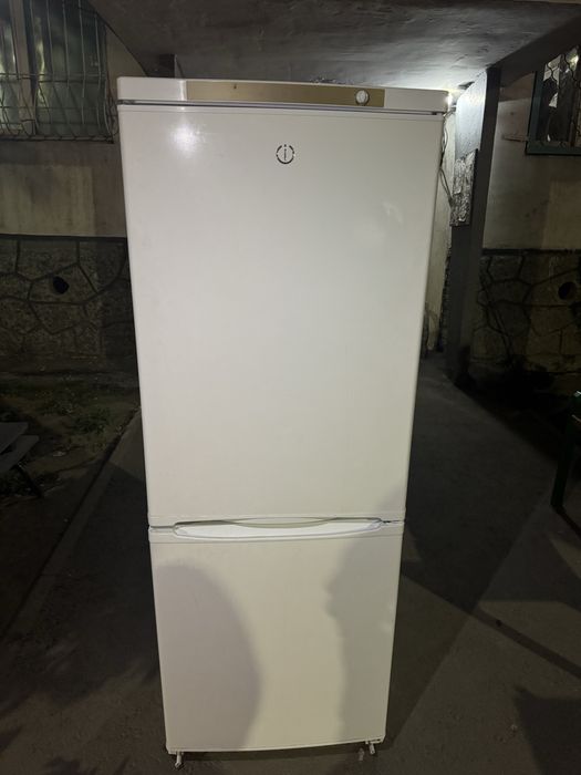 Холодильник indesit Срочно