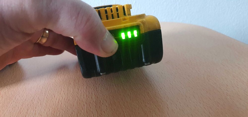 Vand incarcator si baterie DeWalt