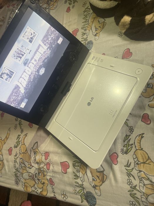 Leptop si este in buna functiune si este cu încarcator