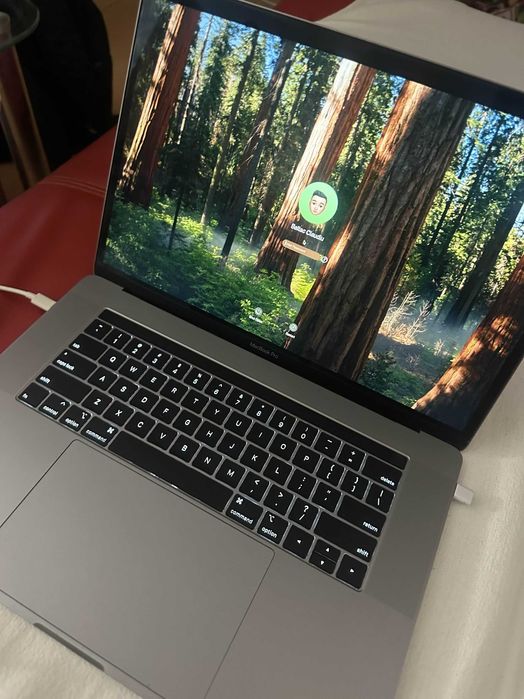 MacBook Pro 15″ Touch Bar 2018, i7 2.2 GHz, 16 GB, AMD Radeon Pro 555X