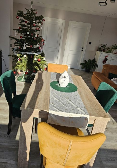 Masa extensibilă.  120 cm, la extindere 153 cm