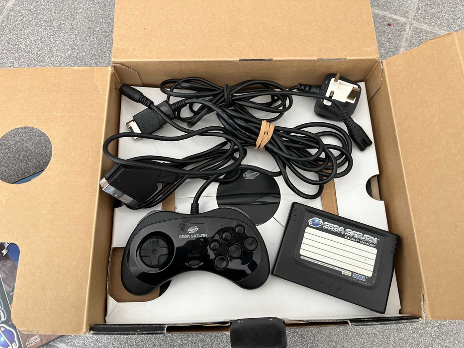 Sega Saturn - оригинална игрална конзола в кутия + игра и оригинална памет